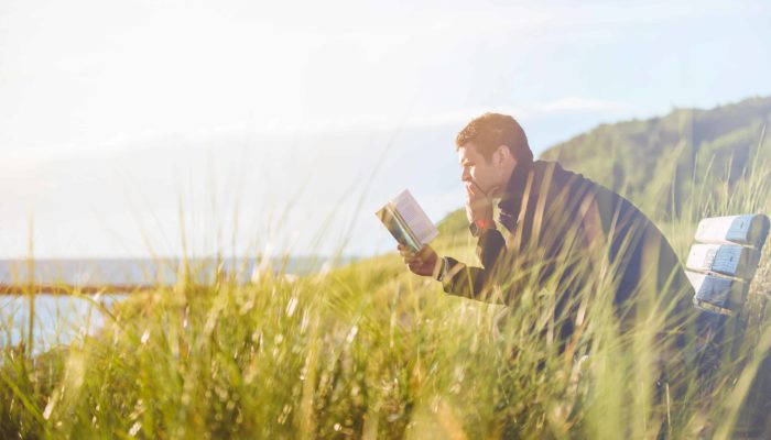 reader of book to learn french