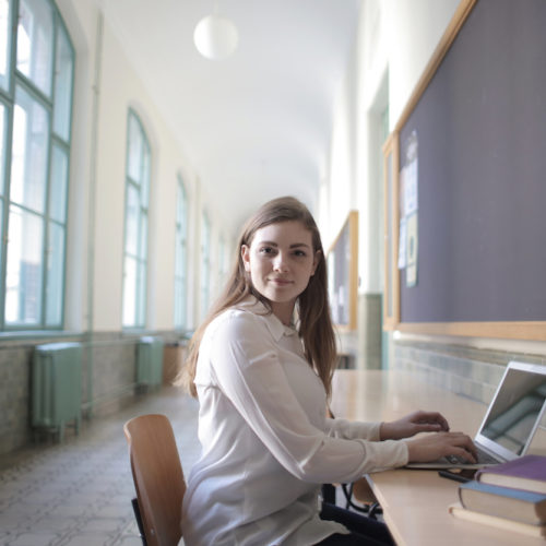 Business French - French with Agnes woman studying french