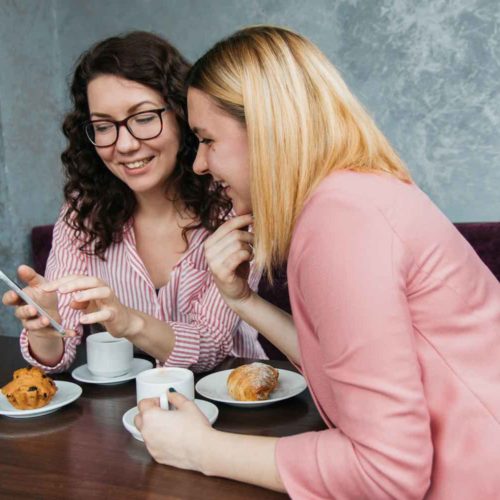 conversation dans café francais