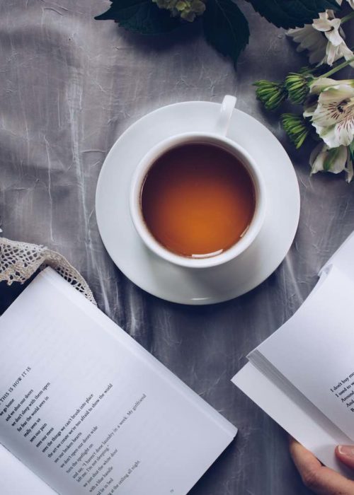 french with agnes read lecture tasse café avec livres et fleurs