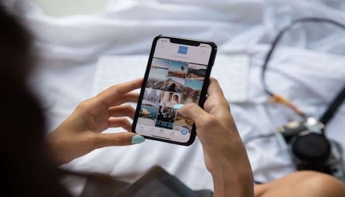 Influencer - French with Agnes influencer scrolling instagram