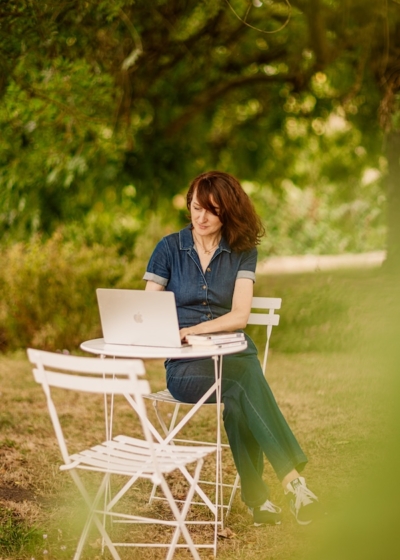 Agnes Preparant ses cours de français personnalisés