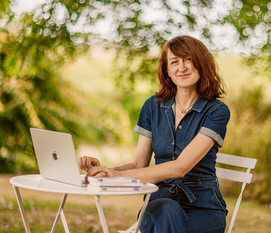 private-french-lessons-online-and-in-paris-french-with-agnes Agnes, a native French teacher, preparing a private online French lesson